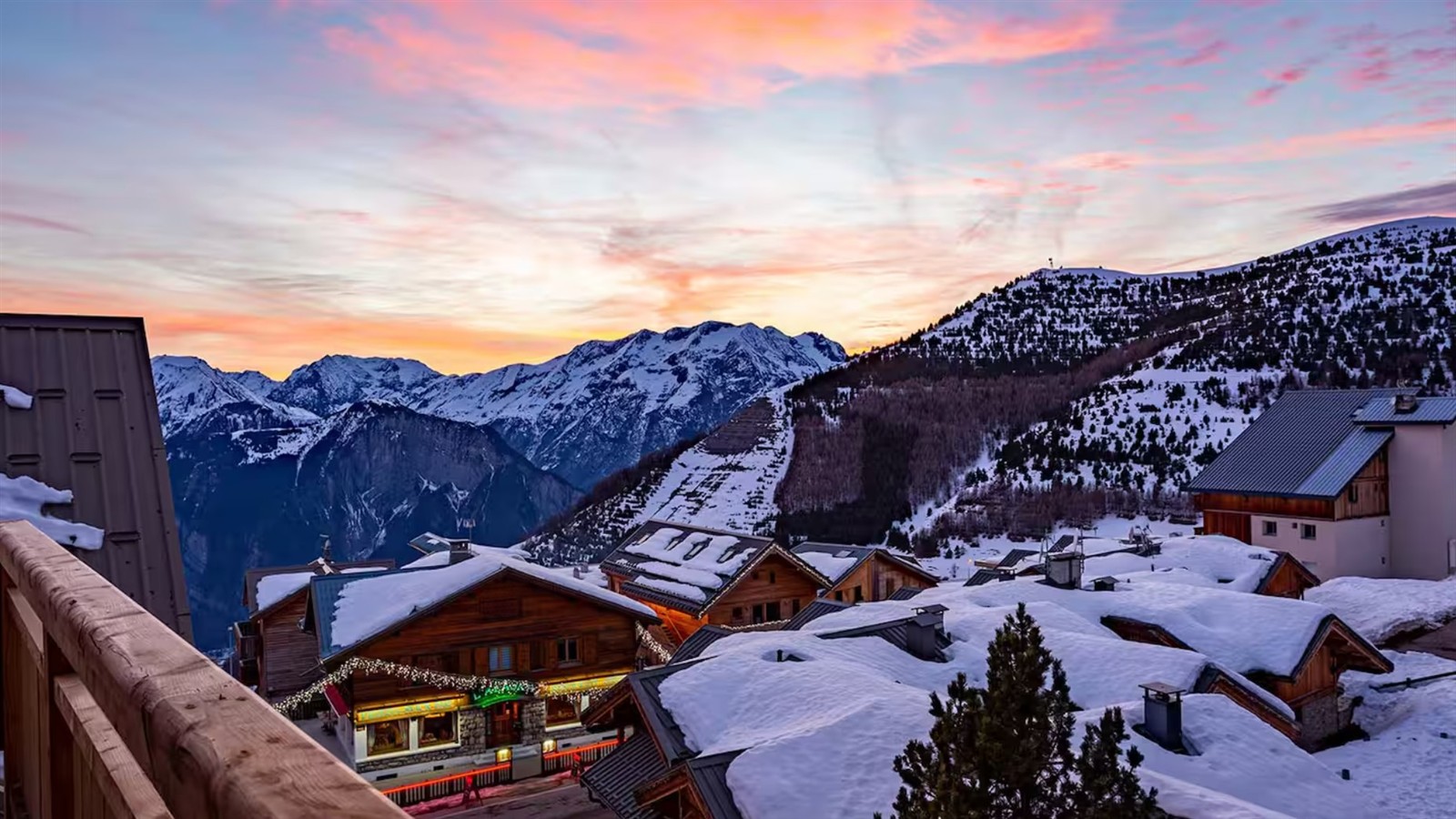 L'Alpe d'Huez sous la neige, au pied du massif des Grandes Rousses