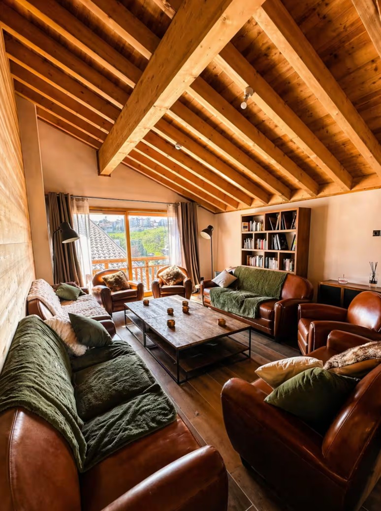 La pièce de vie de l'appartement et son coin canapé